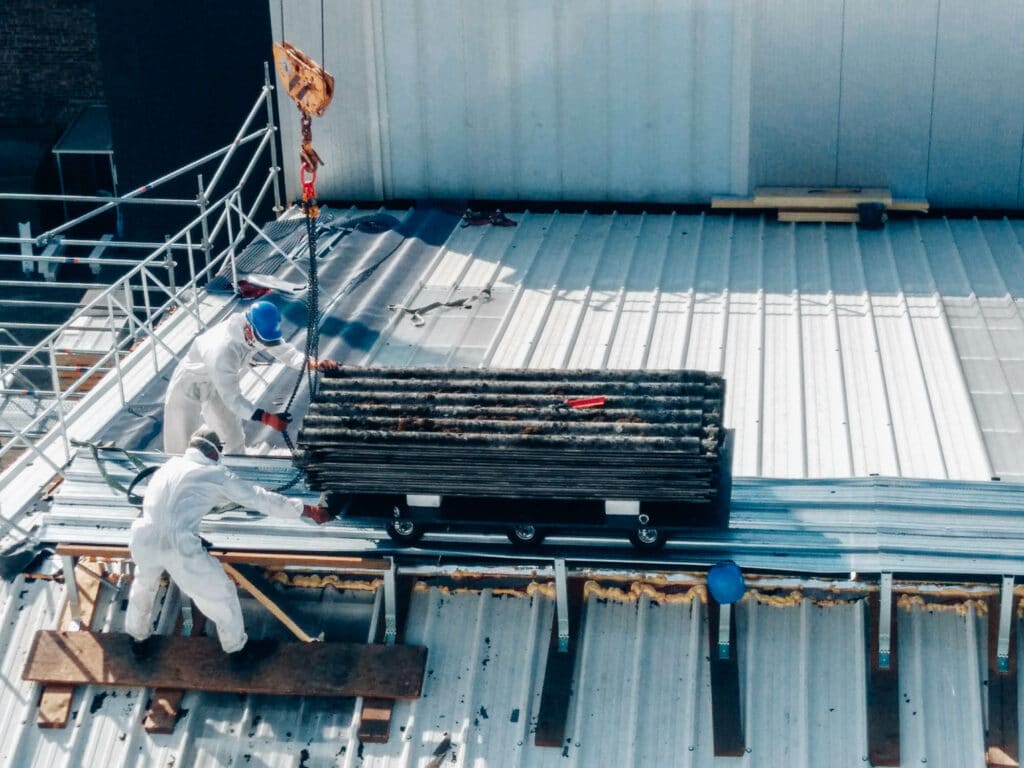 Dakwerken, Gevelbekleding en Asbestverwijdering van uw Bedrijfshal of Loods.