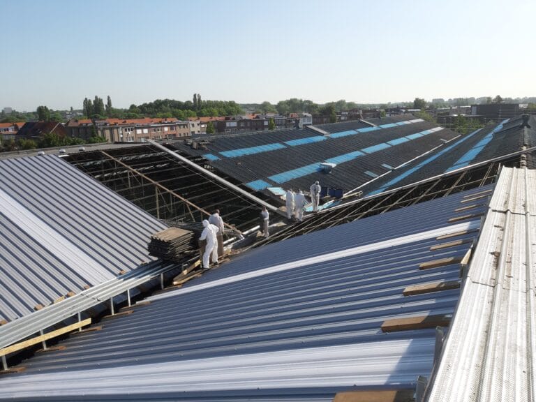 vervangen Eternit asbest golfplaten door metalen sandwichpanelen bij dakrenovatie loods door Indur Industriele dakwerken