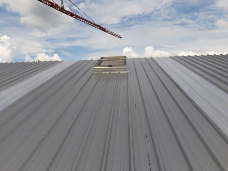 rookluik Kingspan op industrieel dak geplaatst door Indur tijdens industriële dakrenovatie op loods