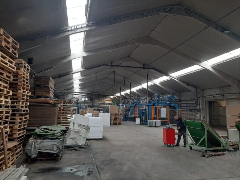 renovatie dak bedrijfshal : asbest verwijderen en plaatsen nieuwe sandwichpanelen op dak loods