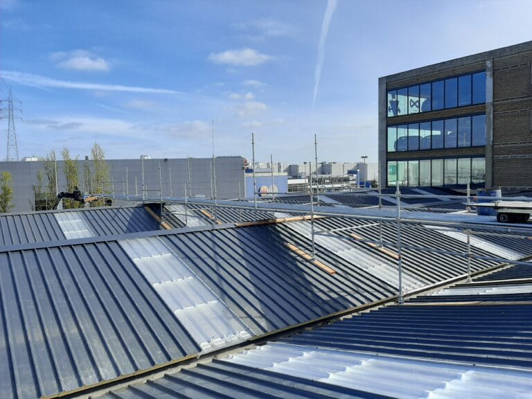 dakvernieuwing bij Carglass Antwerpen - creatieve manier om te werken onder een hoogspanningskabel