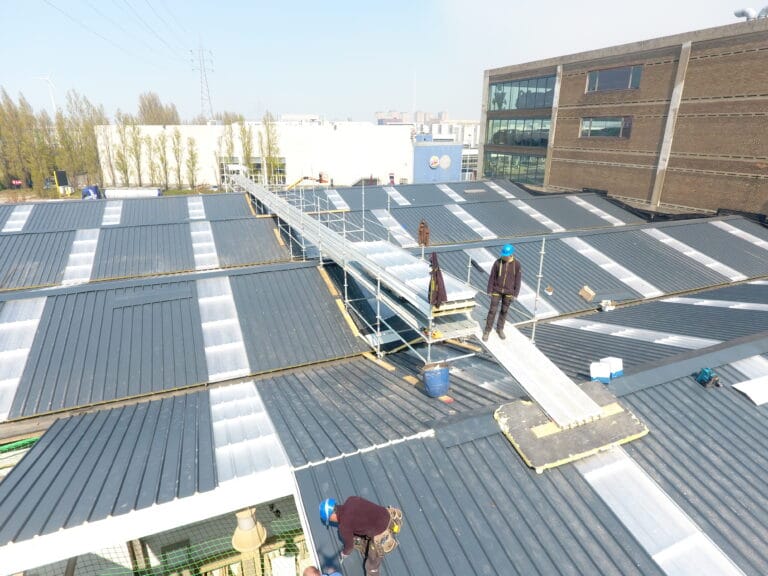 dakrenovatie onder hoogspanningskabel bij Carglass Antwerpen door Indur Industriele dakwerken