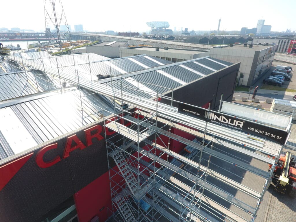 dakrenovatie onder hoogspanningskabel bij Carglass Antwerpen door Indur Industriele dakwerken