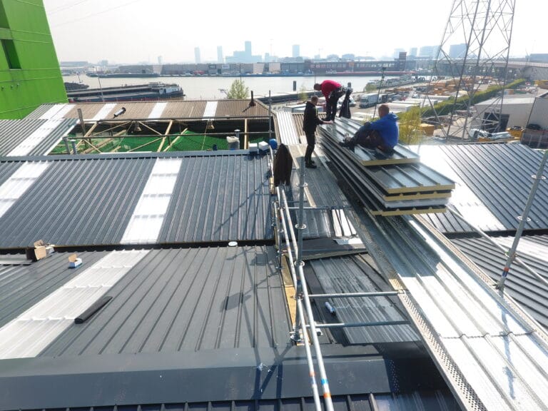 dakrenovatie bardageplaten dak bedrijfshal onder hoogspanningskabel