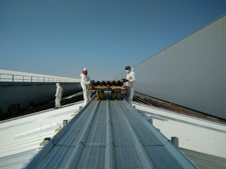 renovatie dak bedrijfshal : asbest verwijderen en plaatsen nieuwe sandwichpanelen op dak loods